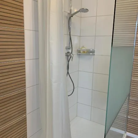 Restaurant Landgasthof Zum Wiesengrund 여관 뉴어